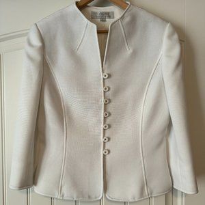 Tahari by Arthur Levine  Women's White Blazer - size 6